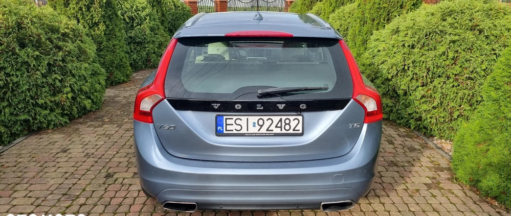 Volvo V60 cena 74900 przebieg: 65000, rok produkcji 2017 z Sieradz małe 631